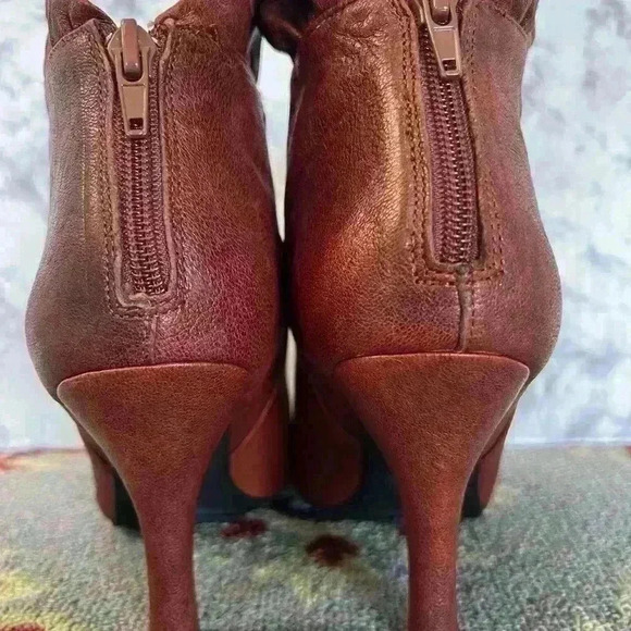 Me Too JuJu Ruffle Top Zip-Back Ankle Booties size 7 1/2 - Picture 4 of 16